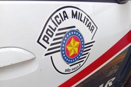 Homem é preso por violência doméstica após agredir a mãe e destruir objetos em residência.