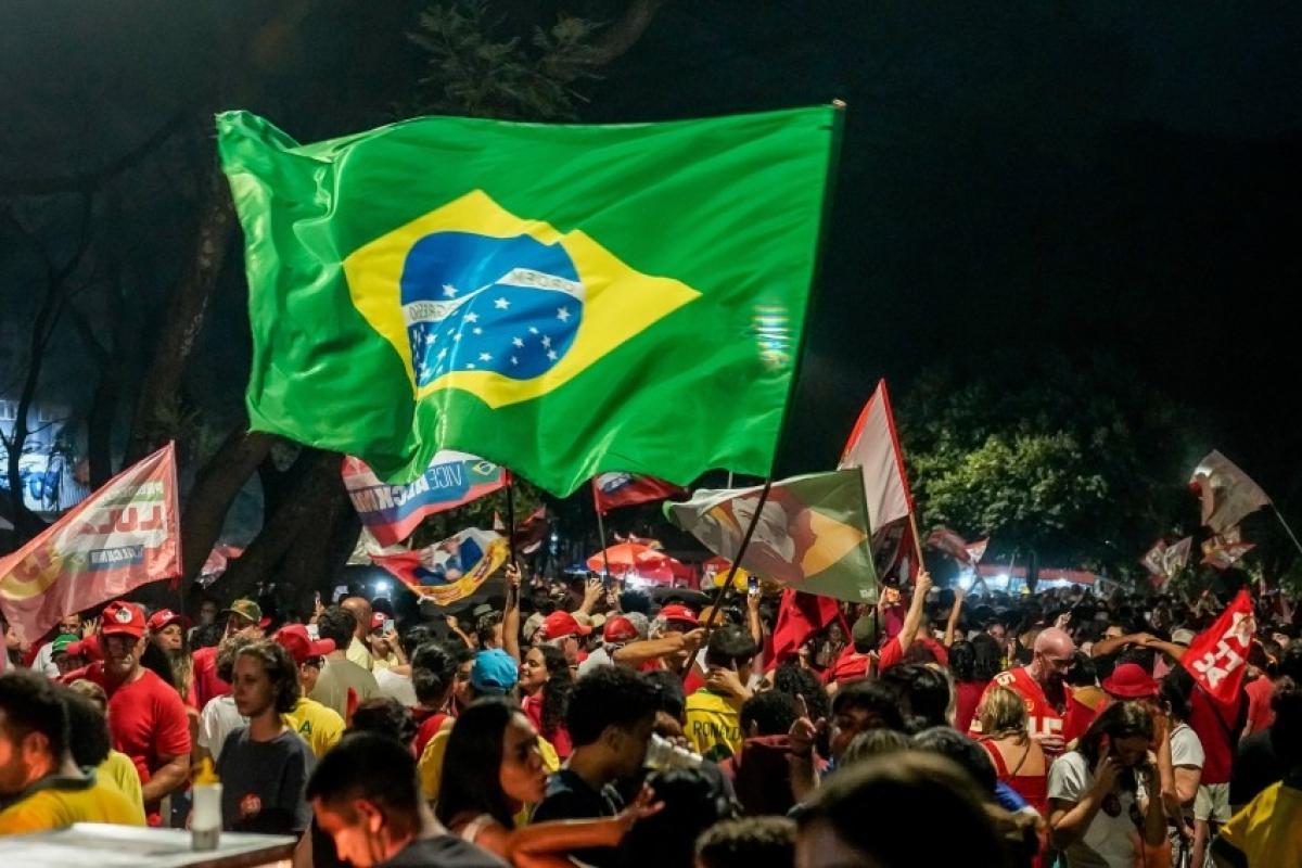Lula avança sobre Flávio em 97% dos municípios e vira em 211