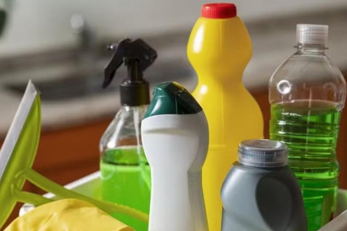 Mistura de produtos de limpeza causa danos respiratórios e à pele