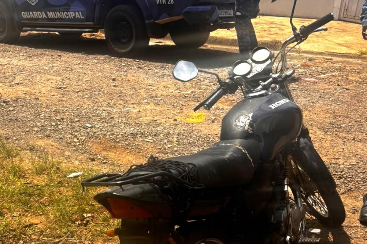 Motociclista foge, bate em viatura e salta de 4 metros