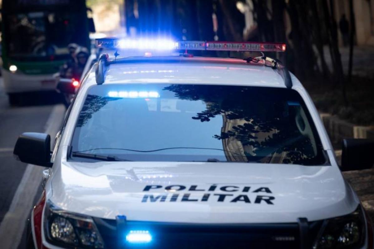 Motorista de 32 anos foge após atropelar duas pessoas em moto
