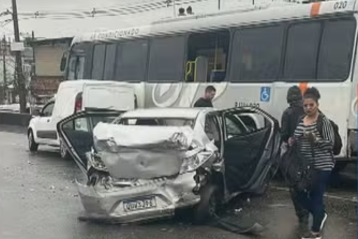 Motorista morre ao volante; engavetamento tem 22 veículos