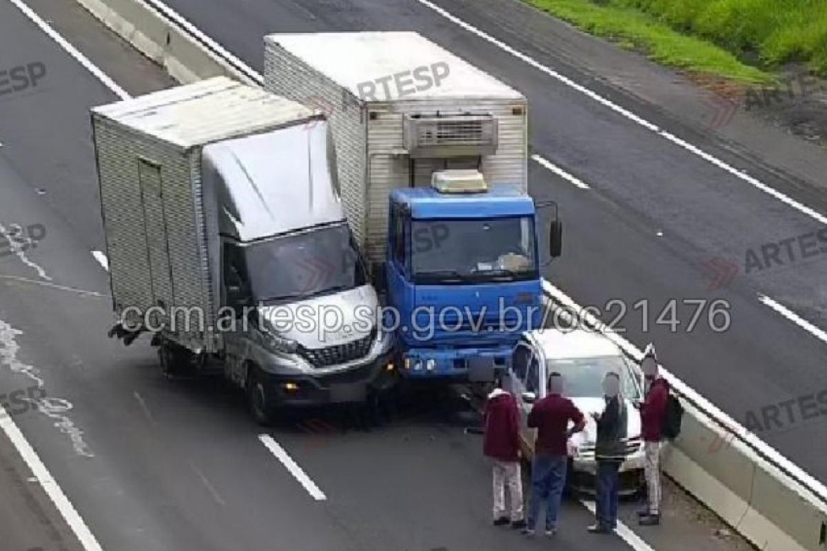 Motorista para carro para ajudar caminhoneiro e sofre acidente