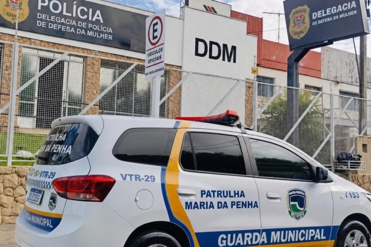 Mulher é asfixiada e agredida com taco de sinuca e chineladas