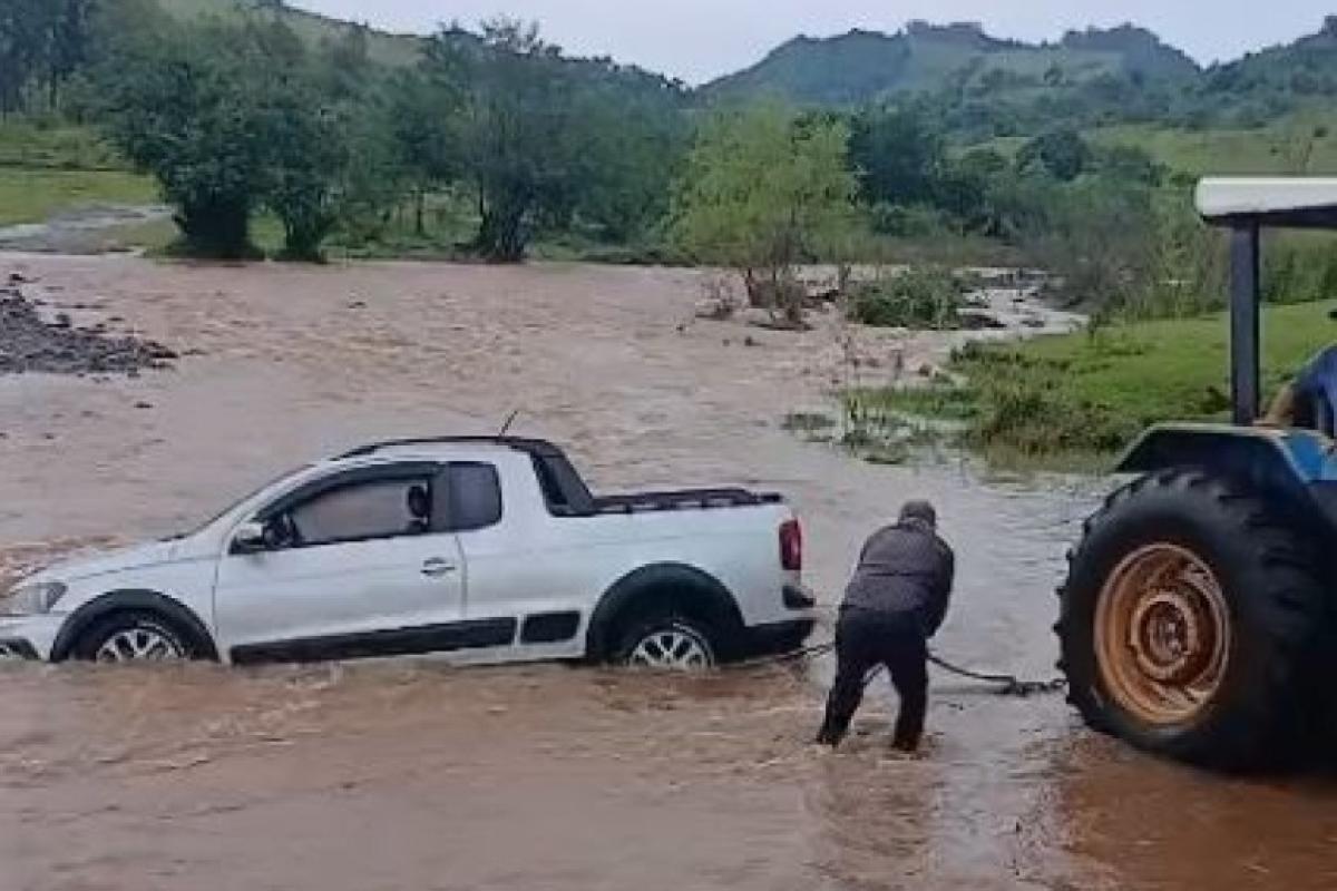 Mulher tenta atravessar rio e carro é arrastado pela correnteza