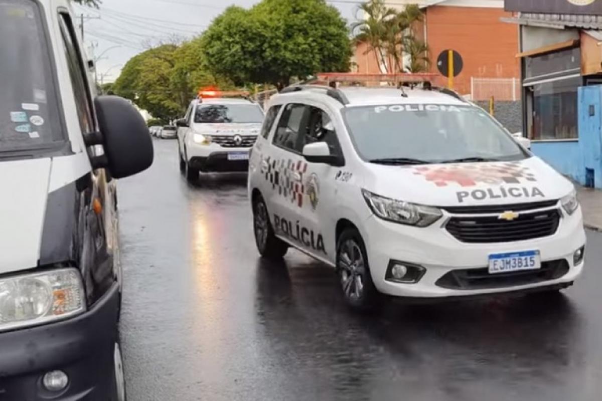Pai e filho adolescente são flagrados furtando cabos de energia