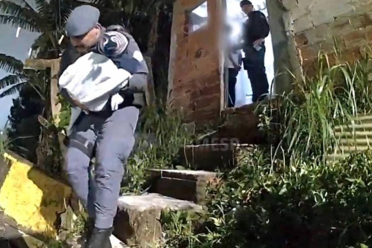 PM resgata bebê após mãe simular pedido de pizza e buscar socorro