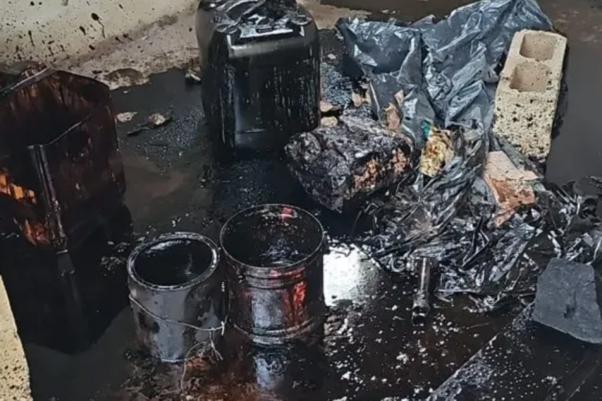 Rapaz autista é coberto de óleo queimado e visto sem roupa íntima