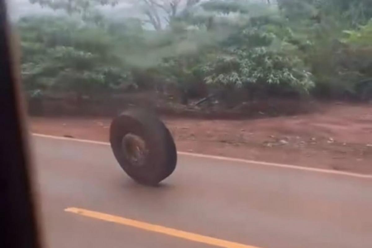 Roda de ônibus escolar se solta e assusta alunos; VÍDEO