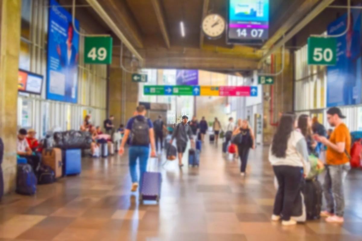 Suspeito de esfaquear mulher em terminal é solto após depor