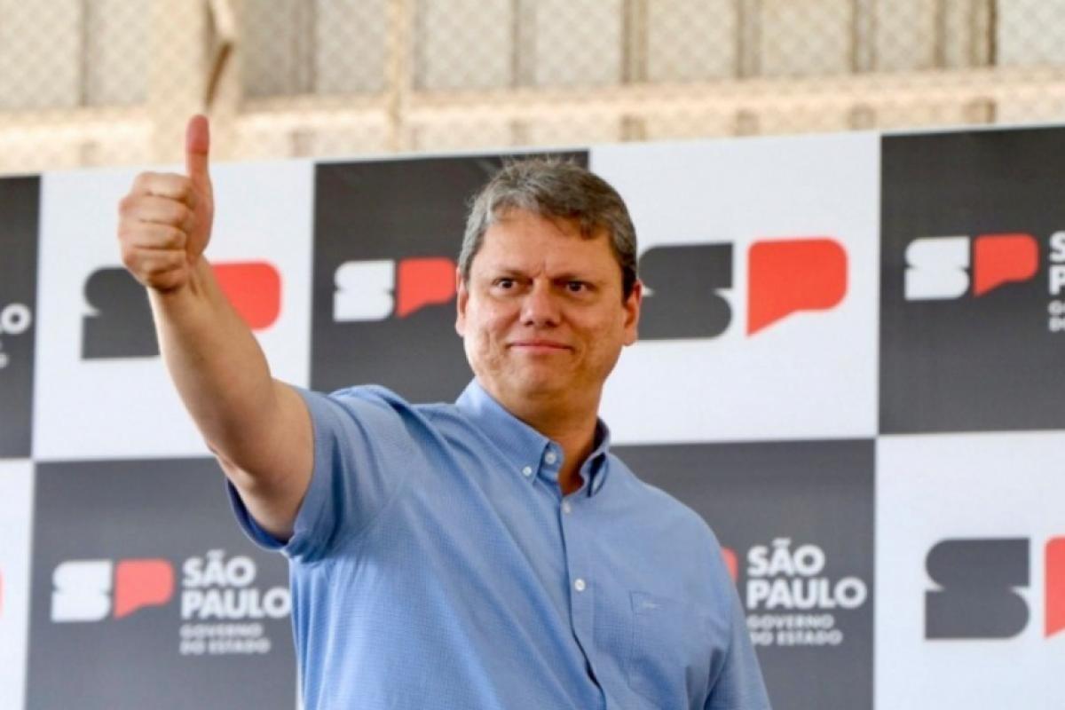 Tarcísio politiza incêndios na amazônia e posta 'filmes de ação'