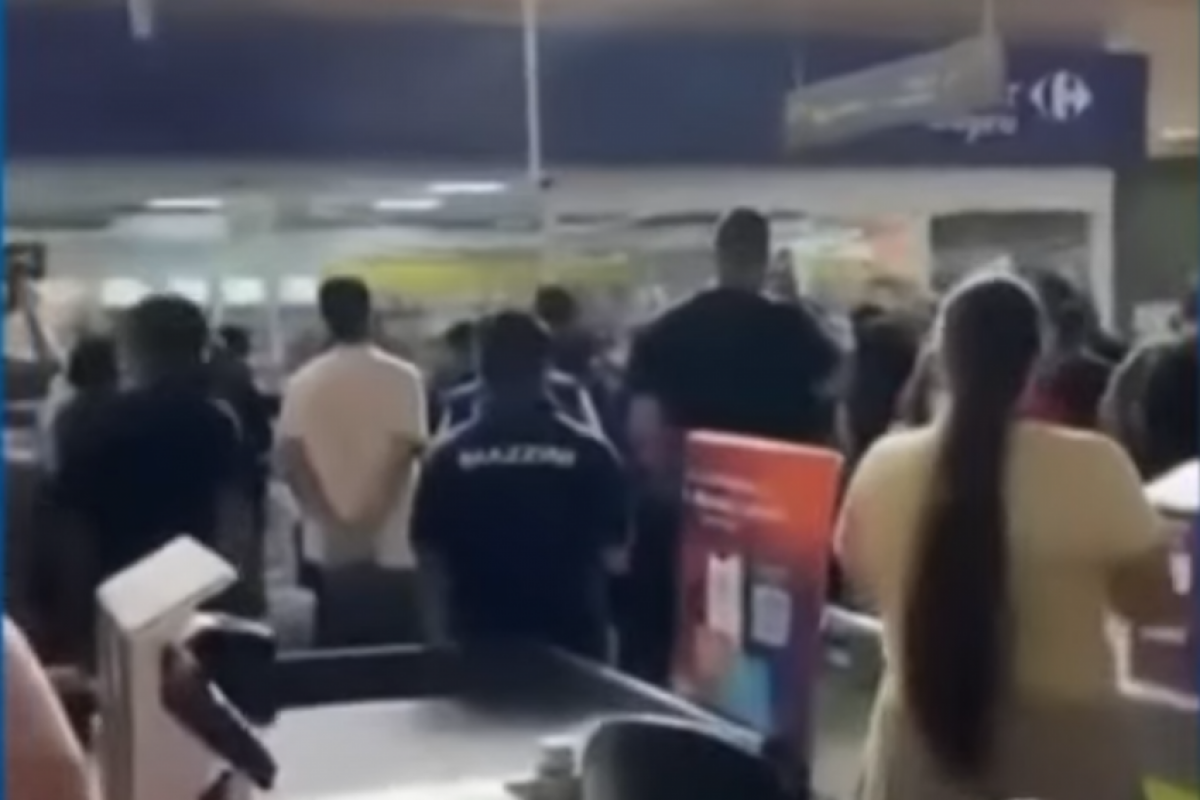VEJA imagens de 'caixa' de farmácia feita refém por homem armado