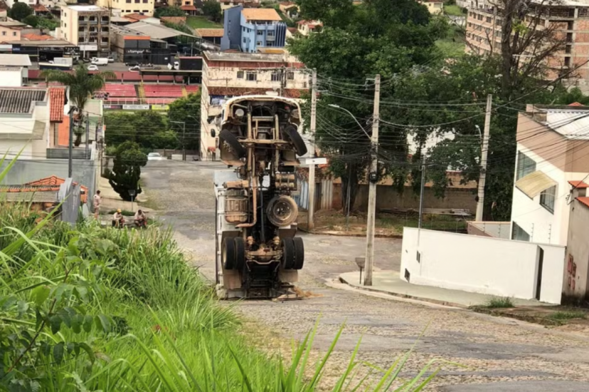 VEJA quando caminhão de areia tomba e fica em pé